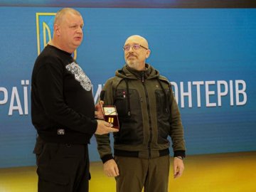 Волинський волонтер отримав нагороду від Міністра оборони та Головнокомандувача ЗСУ