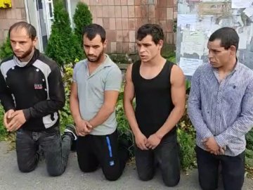 Кривдники вибачалися на колінах: у Луцькому районі четверо молодиків жорстоко побили військового.ВІДЕО 