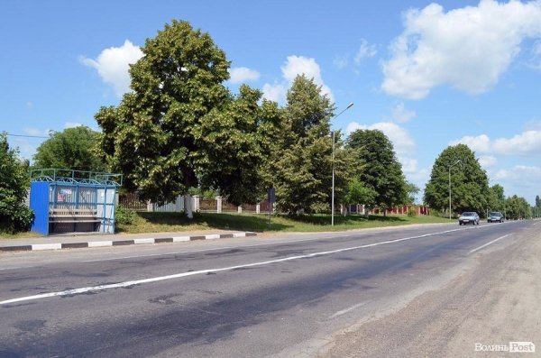 За кілька метрів від повороту, який веде на водойму, розташована зупинка. Це зручно для тих, хто їхатиме автобусом чи маршруткою.