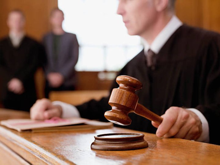 На Волині семикласниця пила алкоголь і курила сигарети: як суд покарав її маму