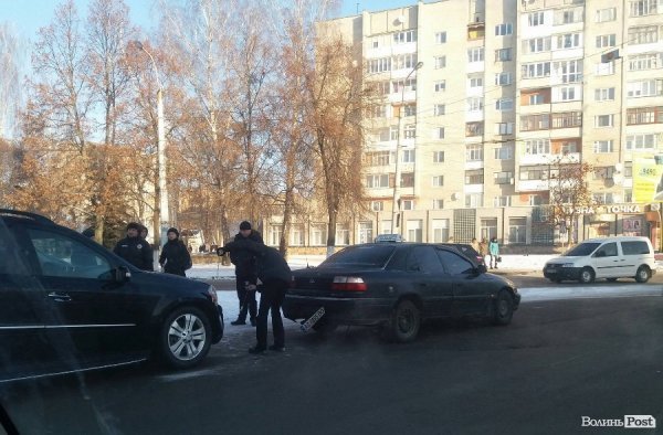 Аварія у Луцьку: авто не розминулися «на кільці»