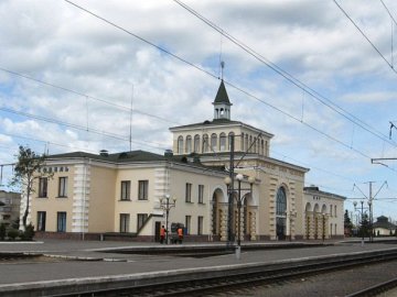 У волинському місті на вокзалі порізали поліцейського