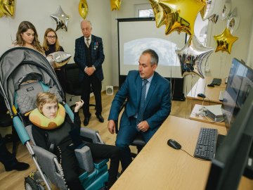 Дівчинці з ДЦП з Волині подарували телескоп і фото її будинку з космосу