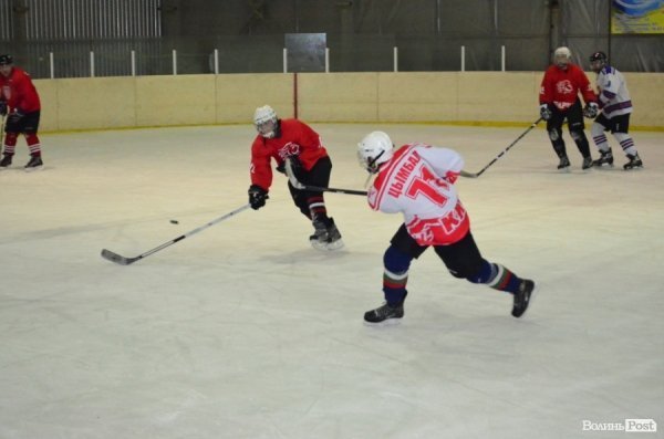 За підтримки УДАРу на Волині визначили кращих хокеїстів. ФОТО*