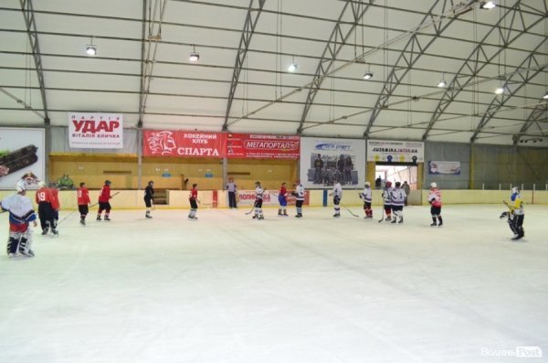 За підтримки УДАРу на Волині визначили кращих хокеїстів. ФОТО*