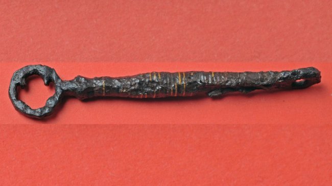 Волинський археолог показав знайдений під час розкопок давньоруський ключ