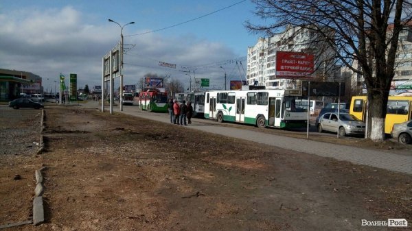 Біля Там Таму перекрита дорога через поломку тягача. ФОТО