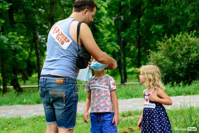 У луцькому парку в День батька влаштували унікальні перегони на човнах. ФОТО