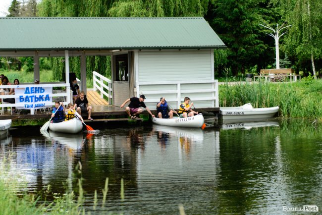 У луцькому парку в День батька влаштували унікальні перегони на човнах. ФОТО