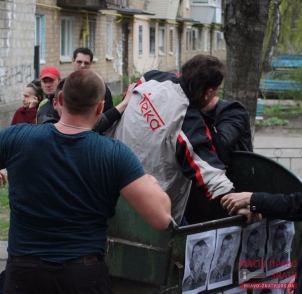 Сміттєва люстрація: у Броварах депутата викинули у сміттєвий бак. ФОТО