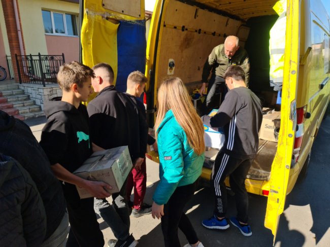 Школярі Лищенського ліцею передали на Схід гостинці для військових