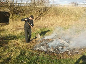У Луцькому районі «на гарячому» спіймали чоловіка, який спалював траву уздовж траси