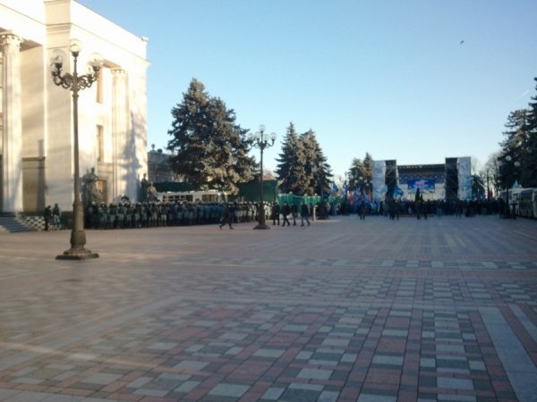 Під Верховною Радою - два мітинги та «Беркут». ФОТО