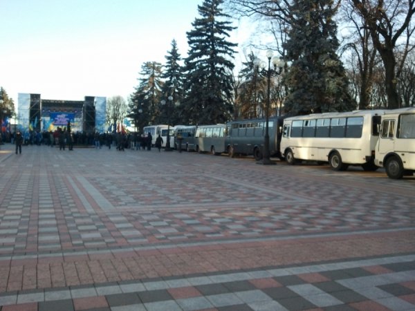 Під Верховною Радою - два мітинги та «Беркут». ФОТО