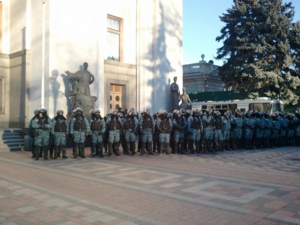 Під Верховною Радою - два мітинги та «Беркут». ФОТО