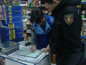 Вино – не алкоголь: у Луцьку «полювали» на недобросовісних продавців