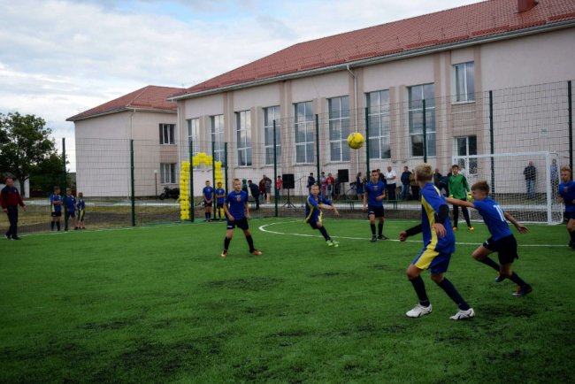 «Маємо вернути в життя дітей спорт», – Степан Івахів відкрив у Шацьку новий стадіон*