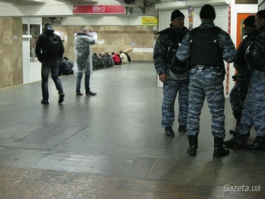 «Майдан-2012» під ЦВК простояв ніч. ФОТО