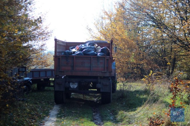 Вивезли цілий припіч сміття: як на Волині прибирали ліс. ФОТО