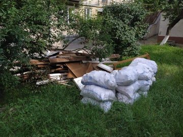 У Луцьку чоловік після ремонту в будинку вивернув будівельне сміття серед міста