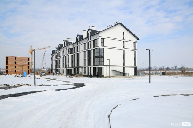 Зліва - будівництво другого будинку, справа - перший будинок