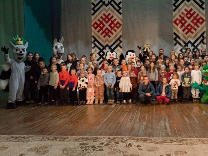 У Боратинській громаді діти пільгових категорій отримали понад тисячу новорічних подарунків