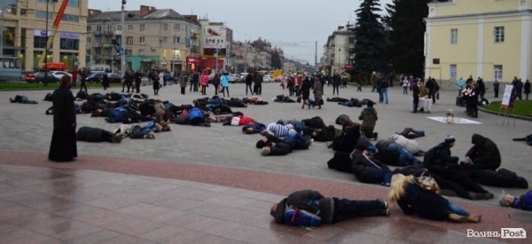 У центрі Луцька люди падали з ніг «від голоду». ФОТО 