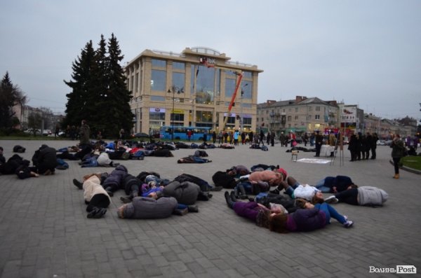 У центрі Луцька люди падали з ніг «від голоду». ФОТО 
