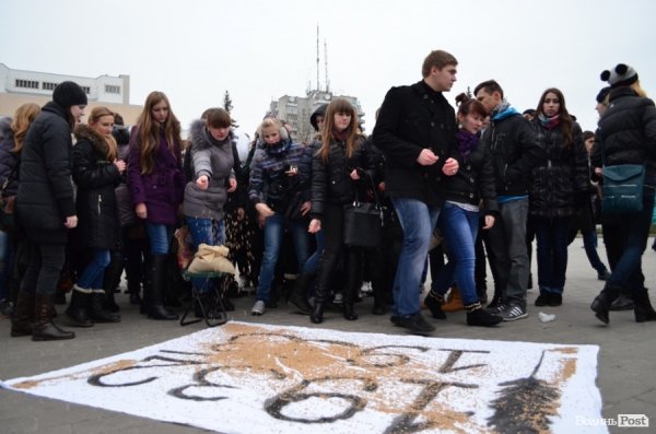 У центрі Луцька люди падали з ніг «від голоду». ФОТО 