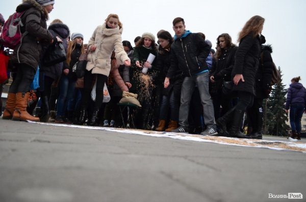 У центрі Луцька люди падали з ніг «від голоду». ФОТО 