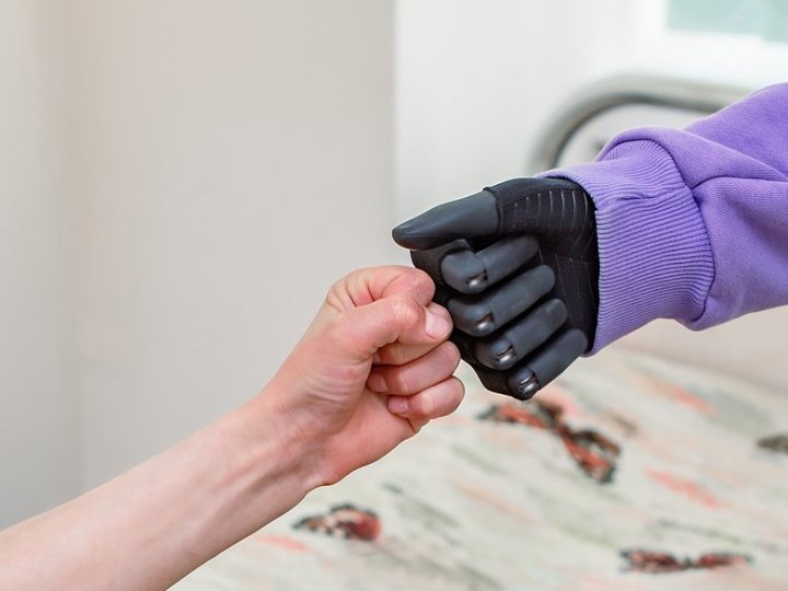 Водить авто та малює картини: ветеран війни втратив обидві руки на війні та почав нове життя у Луцьку