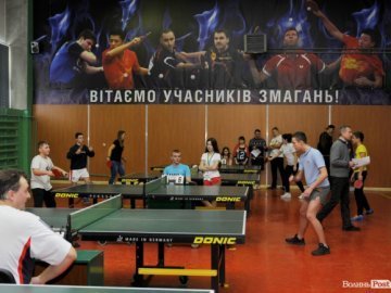 Як у Луцьку патрульні, військові і діти грали в теніс