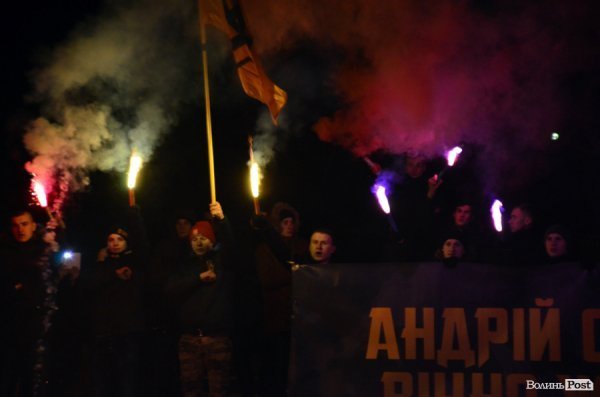 Вогонь та пам'ять: Маневичами пройшла смолоскипна хода на честь Героя