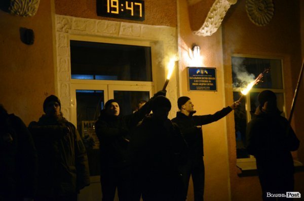 Вогонь та пам'ять: Маневичами пройшла смолоскипна хода на честь Героя