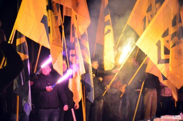 Вогонь та пам'ять: Маневичами пройшла смолоскипна хода на честь Героя