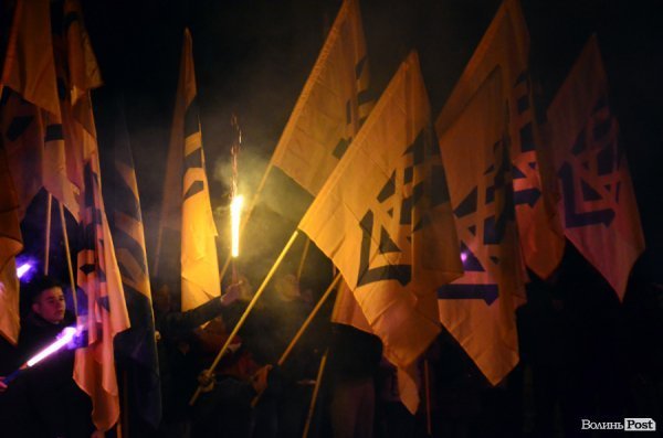 Вогонь та пам'ять: Маневичами пройшла смолоскипна хода на честь Героя