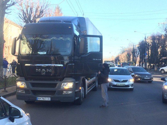 Через аварію – величезний затор: у Луцьку зіткнулися фура та легковик. ФОТО