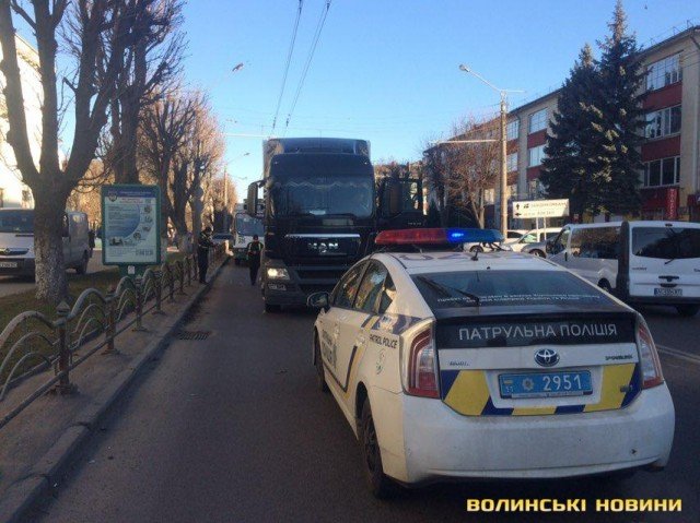 Через аварію – величезний затор: у Луцьку зіткнулися фура та легковик. ФОТО