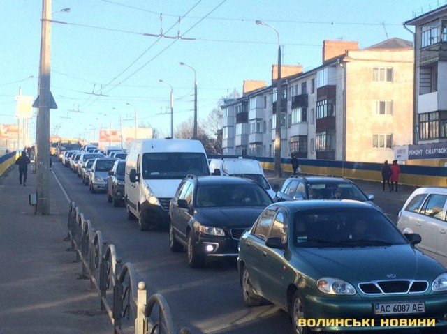 Через аварію – величезний затор: у Луцьку зіткнулися фура та легковик. ФОТО