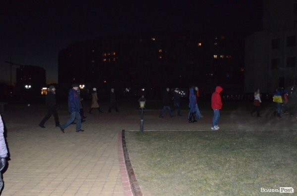 Люди підходять до центрального входу приміщення ОДА