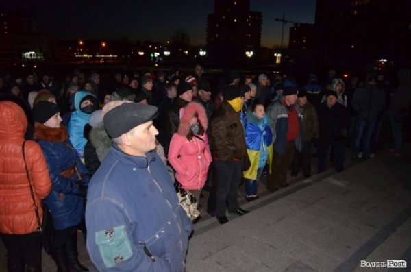 Гарячий світанок у Луцьку: як пікетували губернатора. ФОТО
