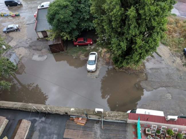 Зруйновані вулиці та затоплені автомобілі: Одесу накрила сильна злива. ВІДЕО