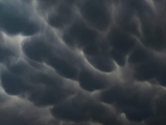 У  небі над Волинню зафіксували рідкісні хмари Mammatus. ФОТО