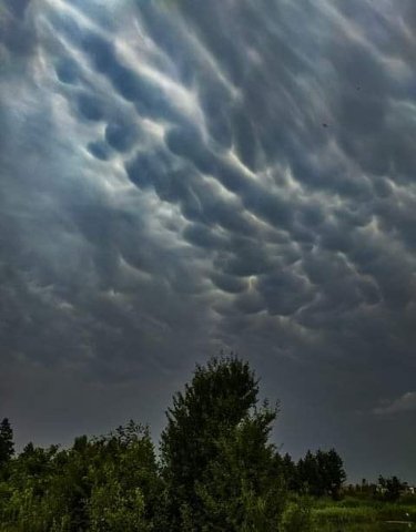 У  небі над Волинню зафіксували рідкісні хмари Mammatus. ФОТО