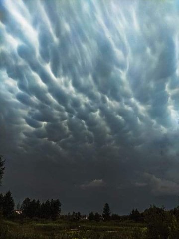 У  небі над Волинню зафіксували рідкісні хмари Mammatus. ФОТО