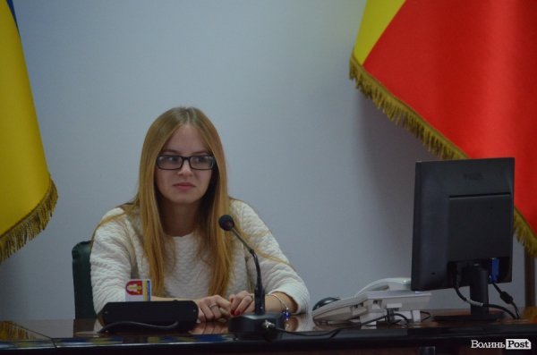 Луцькі школярі «одягли шкуру» депутатів. ФОТО 