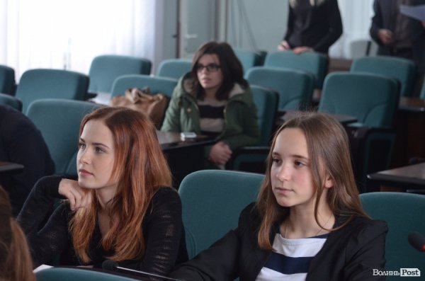 Луцькі школярі «одягли шкуру» депутатів. ФОТО 