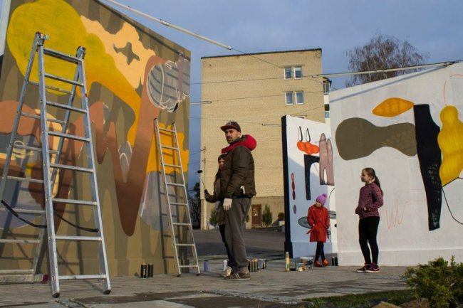 Автори пояснили ідею малюнків у вуличній галереї Луцька