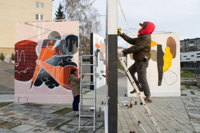 Автори пояснили ідею малюнків у вуличній галереї Луцька