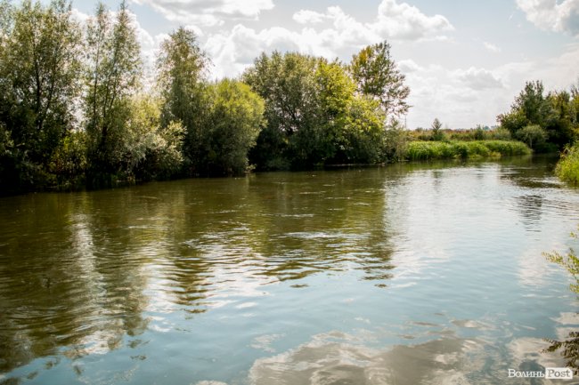 Як лучани рятуються від спеки у Стиру. ФОТО